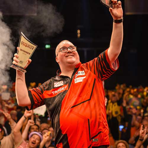 500px_Swiss-Darts-Trophy-2025_8-Siegerehrung-Bunting_C_Jan-Thoden_15x10cm.jpg